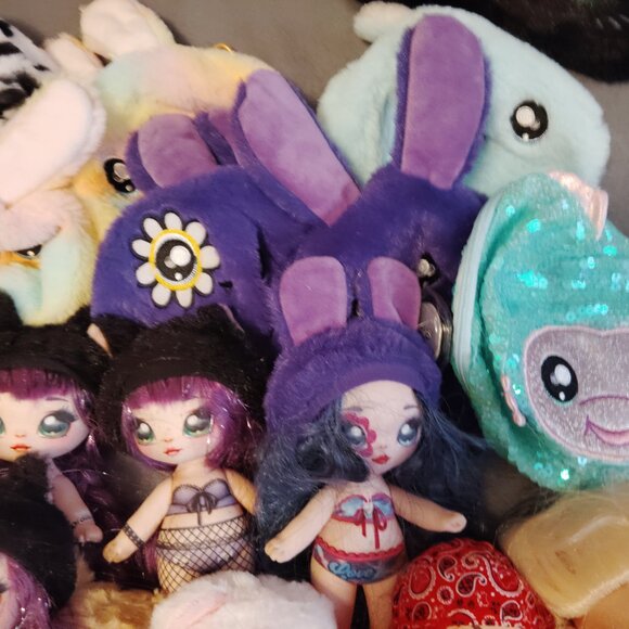 LOT OF 17 NA! NA! NA! SURPRISE DOLLS~BEDROOM BACKBACK~BLACK BUNNY CASE~11" TEENS - Picture 4 of 10